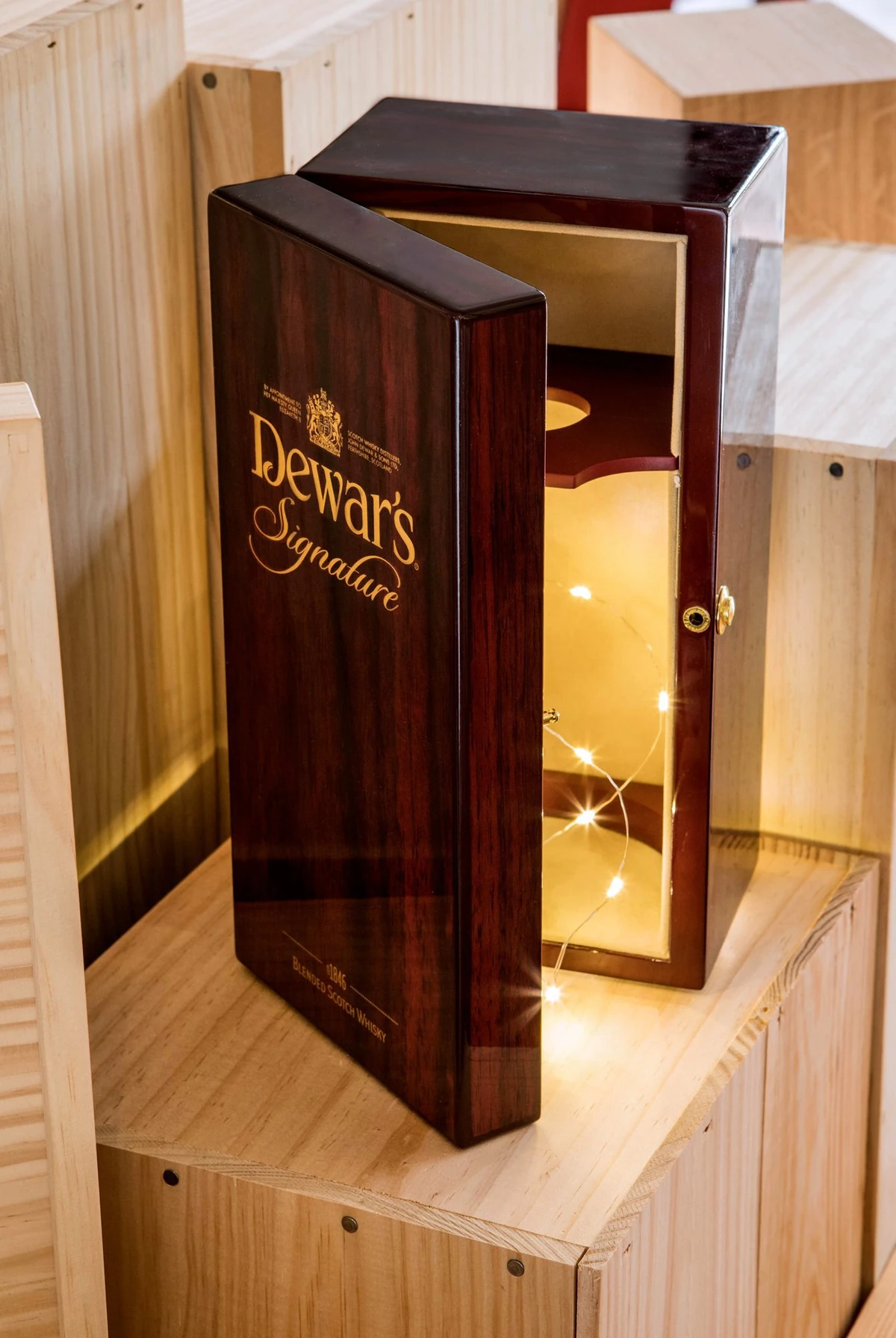 Coffret de packaging haut de gamme ouvert avec calage intérieur