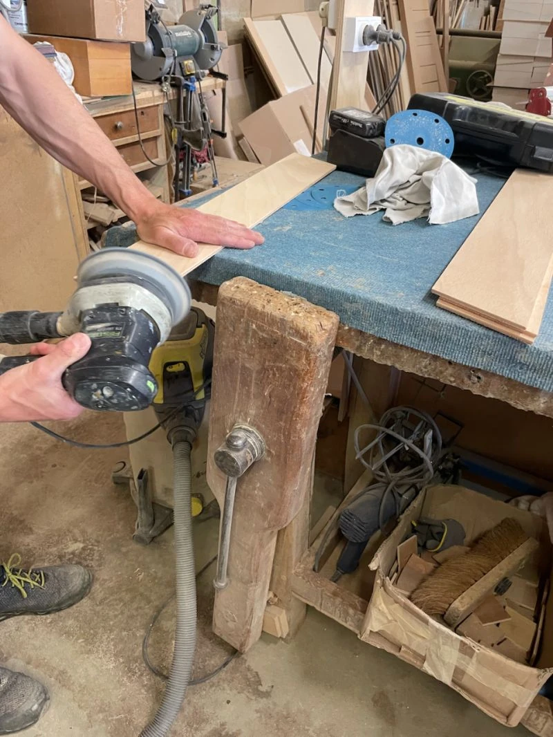 Fabrication artisanale d’un élément de packaging en bois dans un atelier
