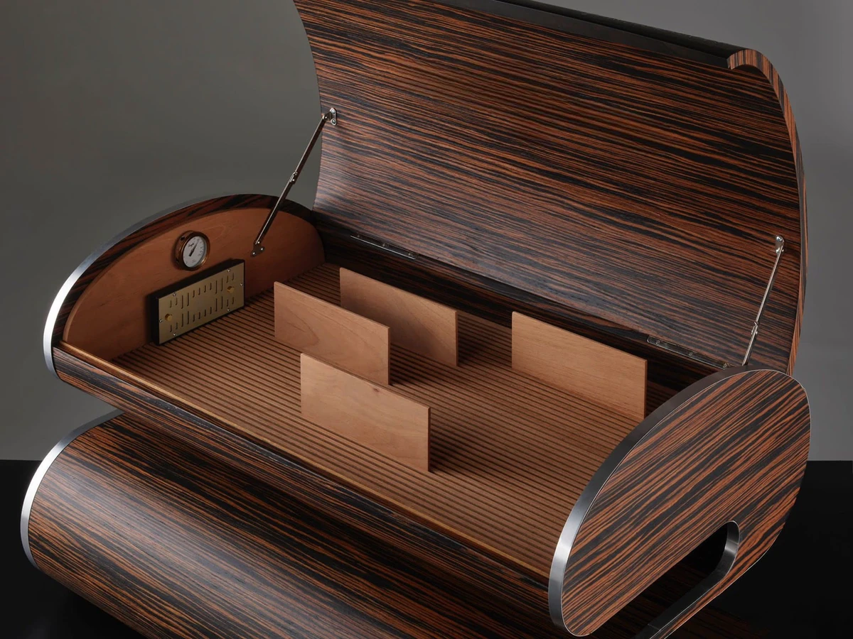 Coffret en bois mettant en valeur les matériaux d’un packaging haut de gamme